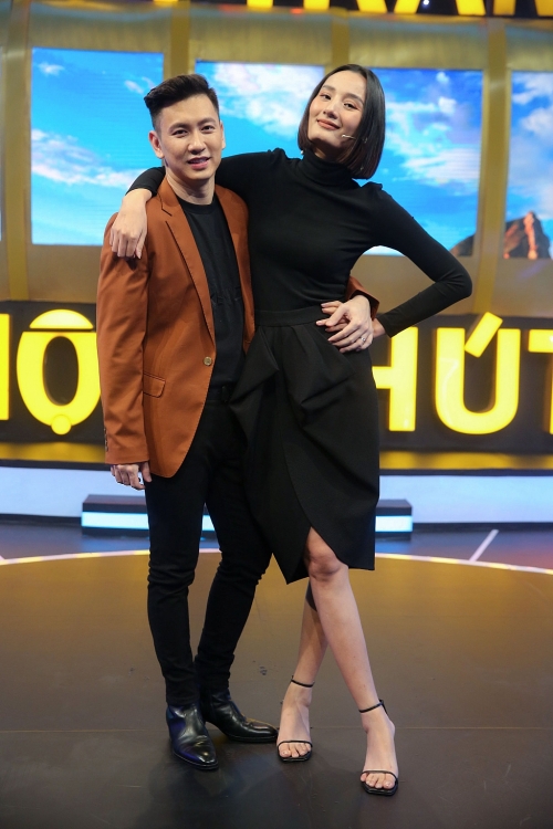 Vợ chồng siêu mẫu Lê Thúy – Đỗ An quấn quýt ngọt ngào trong gameshow '100 triệu 1 phút'