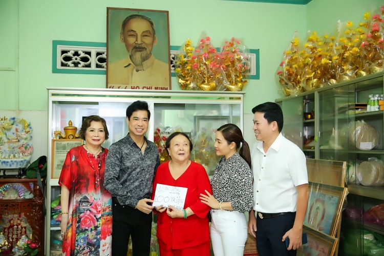 Ngọc Sơn cùng mẹ và học trò Michael Lang tiếp sức cho mái ấm Thiện Duyên