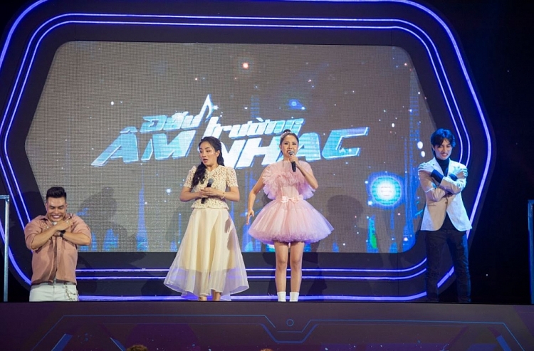 'Đấu trường âm nhạc': Bỏ qua 'thù cũ' Lê Dương Bảo Lâm xung phong 'lọt hố' giúp cô gái 'hóc xương thịt'