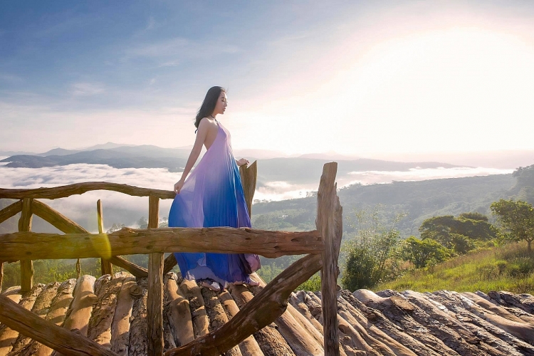 Huỳnh Thúy Anh đẹp 'hút mắt' với váy cổ yếm cách điệu