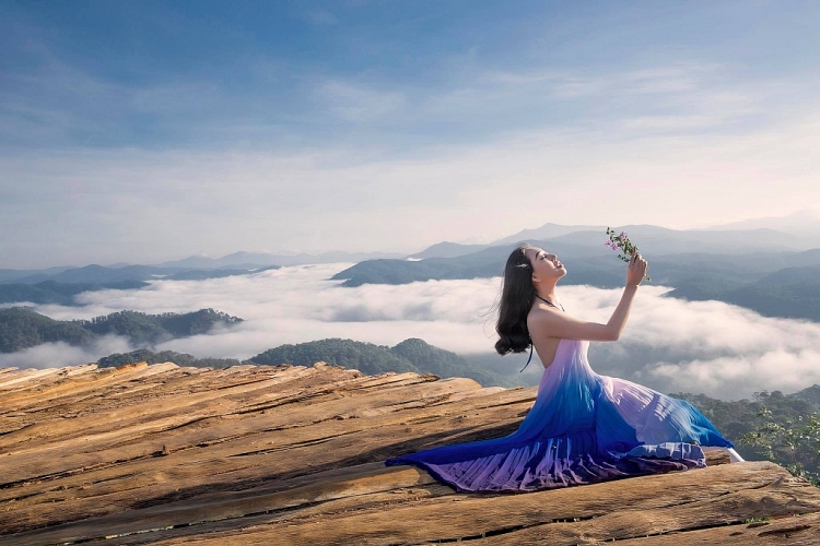 Huỳnh Thúy Anh đẹp 'hút mắt' với váy cổ yếm cách điệu