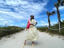 Ngọc Quyên pose dáng với 30 bộ trang phục tại Miami, nhưng đáng chú ý là đôi dép 'thần thánh' ở dưới chân