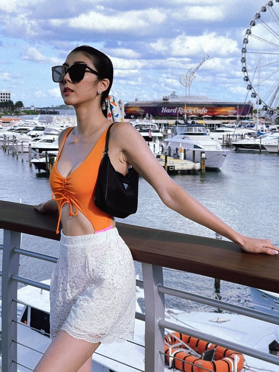 Ngọc Quyên pose dáng với 30 bộ trang phục tại Miami, nhưng đáng chú ý là đôi dép 'thần thánh' ở dưới chân