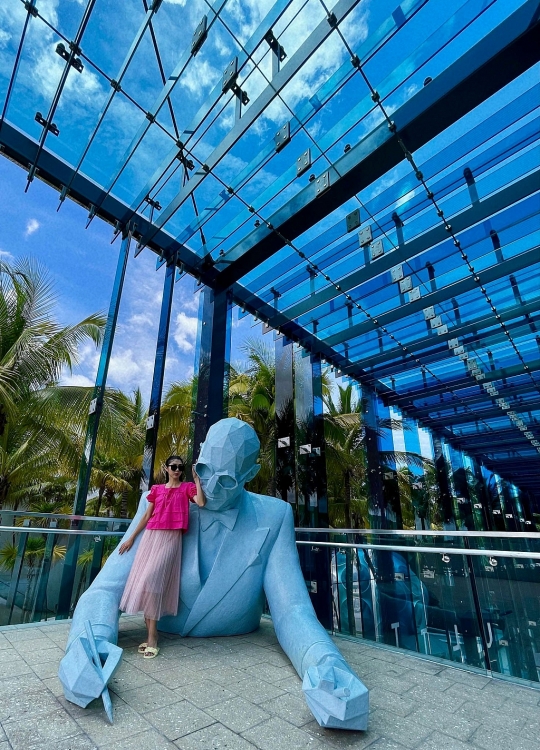 Ngọc Quyên pose dáng với 30 bộ trang phục tại Miami, nhưng đáng chú ý là đôi dép 'thần thánh' ở dưới chân