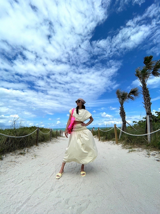 Ngọc Quyên pose dáng với 30 bộ trang phục tại Miami, nhưng đáng chú ý là đôi dép 'thần thánh' ở dưới chân
