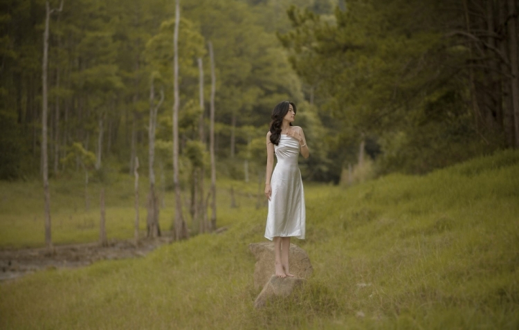 Tìm được chốn bình yên, Nam Em tung bộ ảnh mong manh dịu dàng đến khó tin ở Đà Lạt