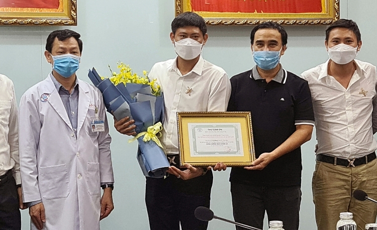 Quyền Linh cùng CLB Hoa Lan Bình Phước gửi 2 tỷ đồng chống dịch