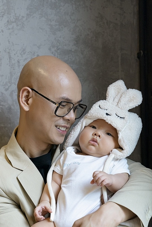 Khoe ảnh nhóc tì 4 tháng tuổi, Phan Đinh Tùng còn tiết lộ một điều về vợ