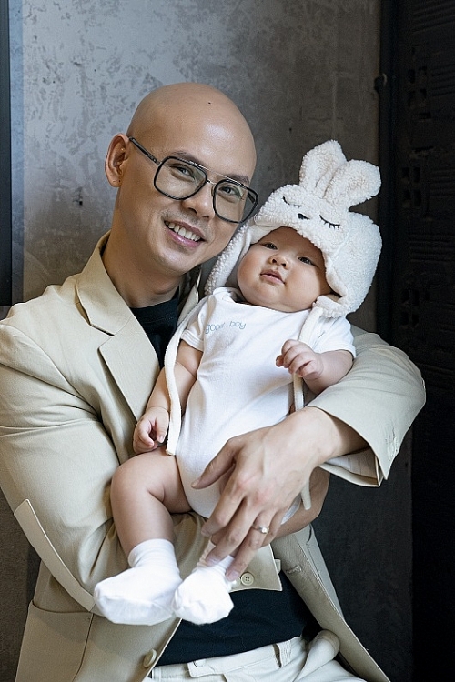 Khoe ảnh nhóc tì 4 tháng tuổi, Phan Đinh Tùng còn tiết lộ một điều về vợ