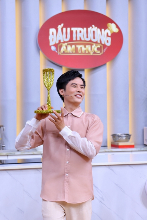 Đánh bại Nam Cường, ca sĩ Minh Sang giành cúp vàng 'Đấu trường ẩm thực'