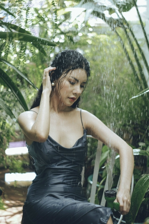 Hoa hậu Loan Vương khoe vòng 1 căng tròn dưới mưa