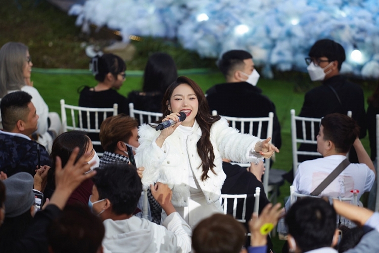 Minh Hằng vừa khóc vừa tâm sự về đám cưới với fan tại đêm nhạc ở Đà Lạt
