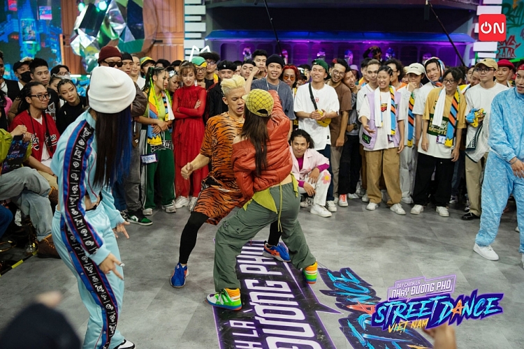 'Street Dance Vietnam': Trấn Thành nhảy như dancer, 4 đội trưởng bùng nổ khiến cả trường quay dậy sóng