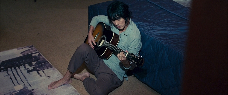 Hakoota Dũng Hà gây ấn tượng với chất giọng tự sự ở MV nhạc phim 'Kẻ thứ ba'