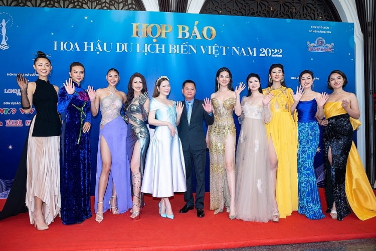 Dàn người đẹp đổ bộ gây náo loạn phố biển Nha Trang tại cuộc thi 'Hoa hậu du lịch biển Việt Nam'
