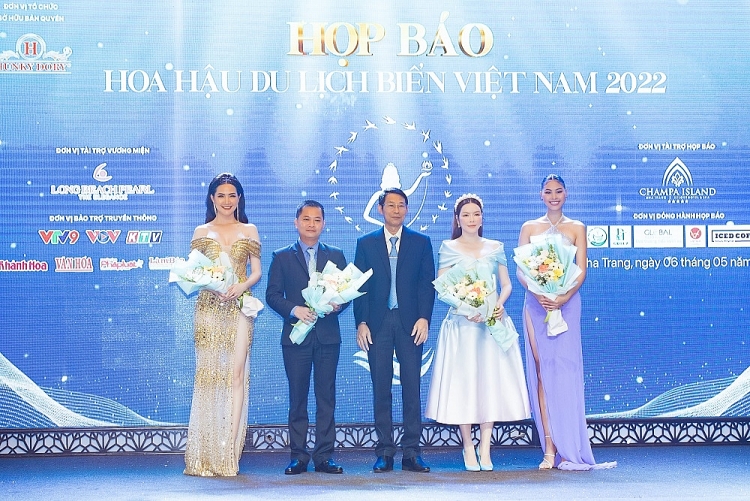 Dàn người đẹp đổ bộ gây náo loạn phố biển Nha Trang tại cuộc thi 'Hoa hậu du lịch biển Việt Nam'