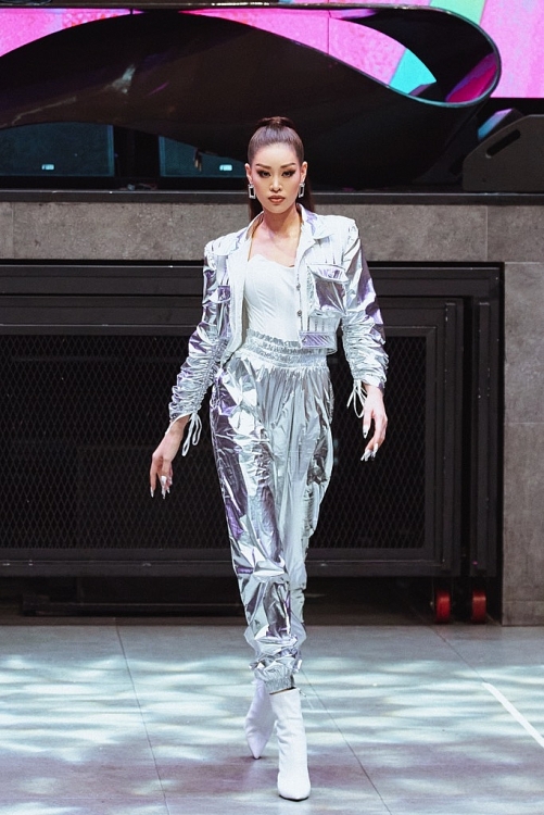 Hoa hậu Khánh Vân thị phạm catwalk, động viên người mẫu trẻ trong buổi casting thời trang