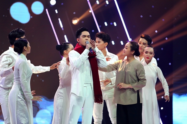 Dương Minh Ngọc tự bươn chải suốt 6 năm đi hát vì không muốn 'là gánh nặng của ba mẹ'