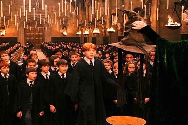 Ôn lại ký ức 'Harry Potter' phần đầu tiên: Xứ sở phép thuật mở ra, màn chọn nhà huyền thoại in sâu ký ức bao thế hệ