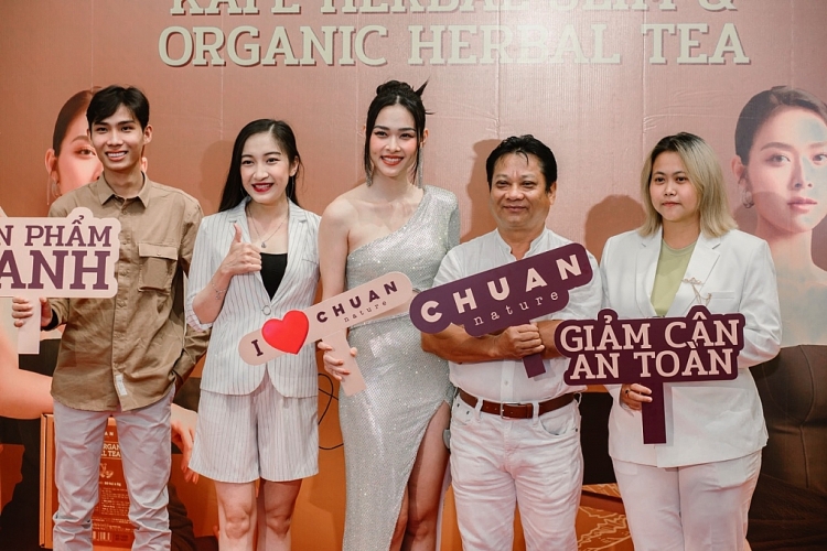 Sao Việt chúc mừng Diệp Bảo Ngọc ra mắt thương hiệu mới