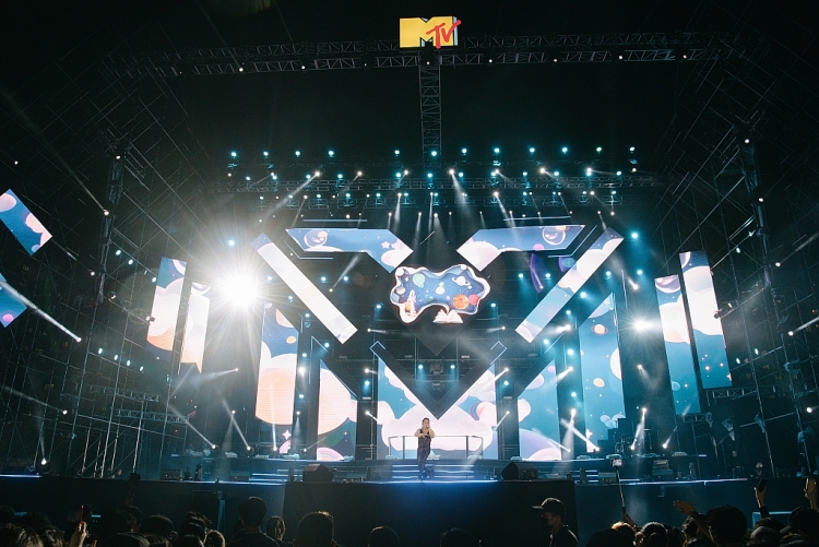 Rapper nhí Shumo 'chào sân' 'MTV School Fest' cực đỉnh trước 30.000 sinh viên tại KTX Đại học quốc gia TP.HCM