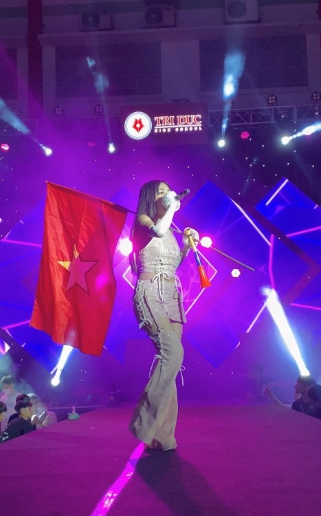 Biểu diễn kết hợp 'đi bão', Orange hô vang 'Việt Nam vô địch' cùng hơn 1.000 học sinh