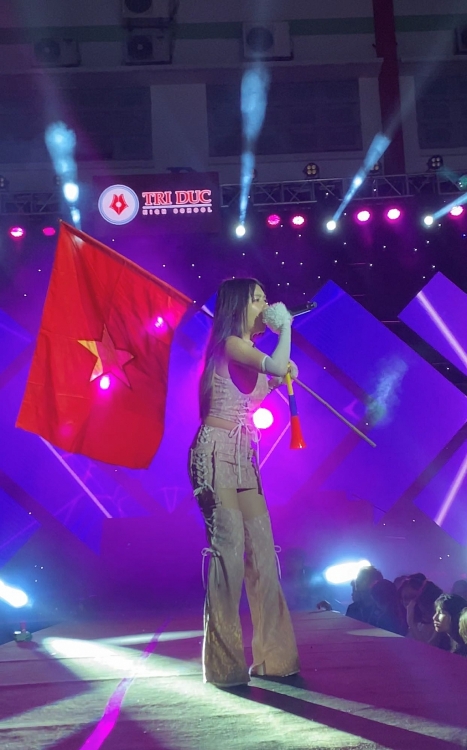 Biểu diễn kết hợp 'đi bão', Orange hô vang 'Việt Nam vô địch' cùng hơn 1.000 học sinh