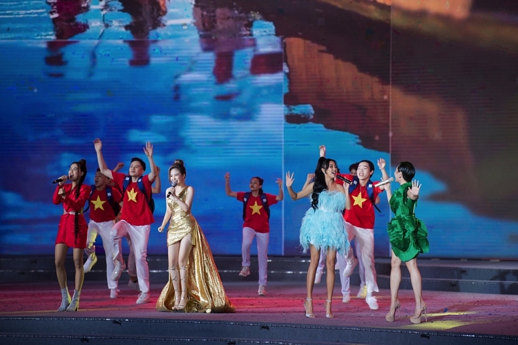 Dương Hoàng Yến hòa giọng cùng Uyên Linh, Văn Mai Hương, Hà Nhi tại Lễ bế mạc SEA Games 31