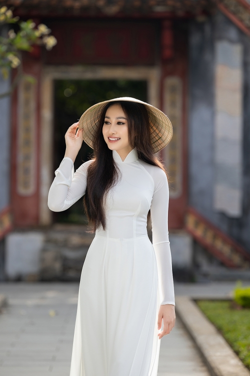 Đoàn Hồng Trang khoe nhan sắc thuần Việt, duyên dáng với áo dài lụa vẽ ở Hội An
