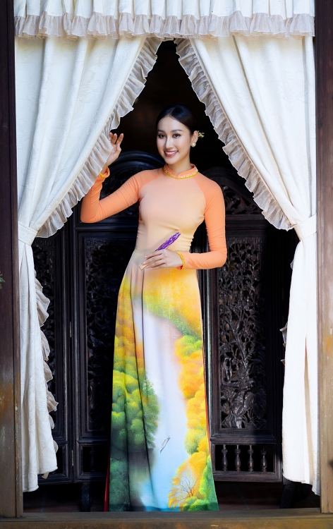 Đoàn Hồng Trang khoe nhan sắc thuần Việt, duyên dáng với áo dài lụa vẽ ở Hội An