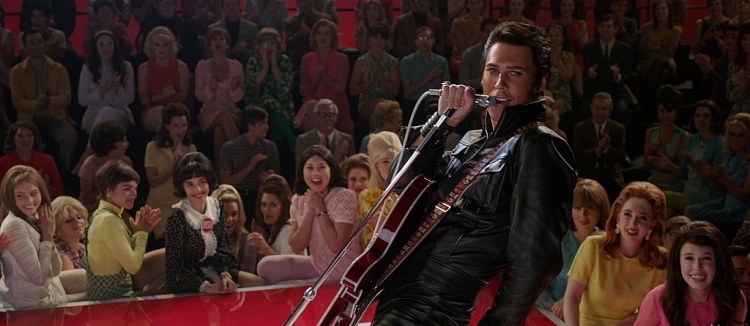 'Elvis' tung trailer mới, vạch trần mọi mặt sau cuộc sống hào nhoáng của một siêu sao