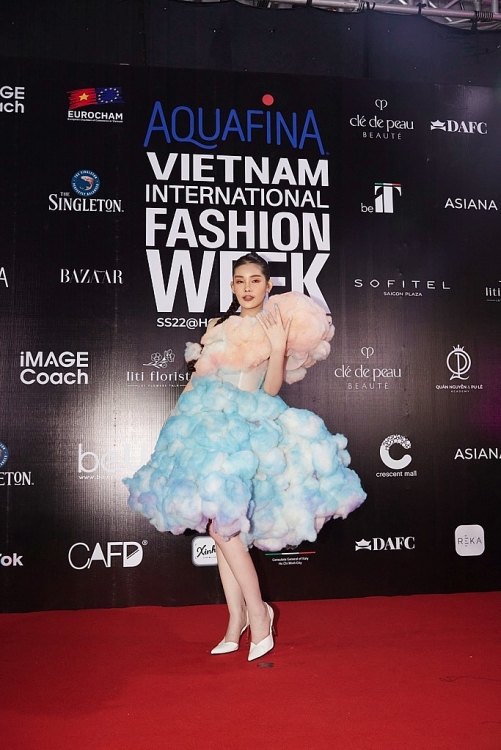 Hoa hậu Lê Âu Ngân Anh khoe sắc vóc trong trang phục của NTK Ivan Trần