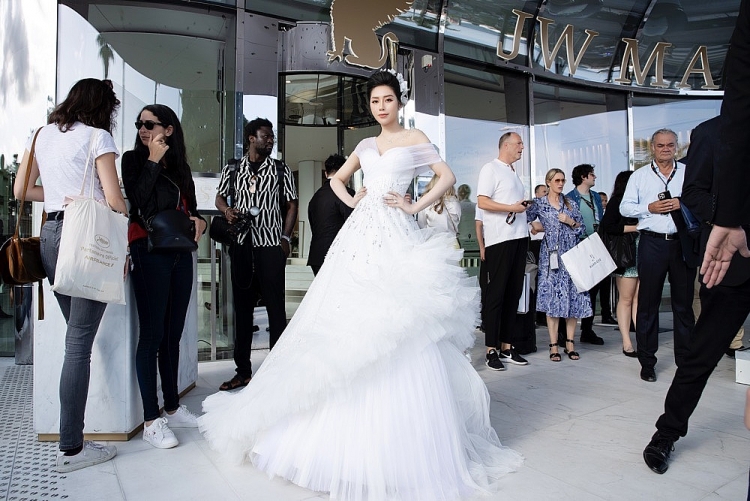 Hoa hậu Tô Diệp Hà biến hóa thời trang vòng quanh châu Âu