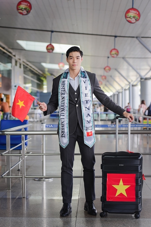 Phi Việt chính thức lên đường đi thi 'Nam vương hoàn vũ'