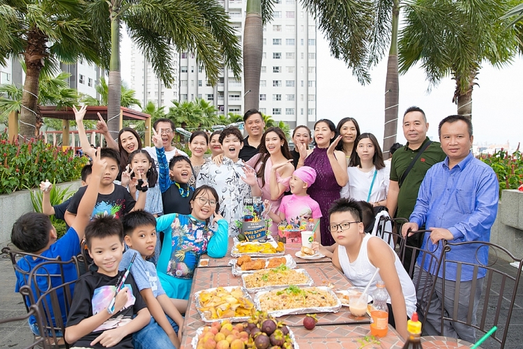 Trương Quỳnh Anh và bố mẹ tổ chức sinh nhật tròn 10 tuổi cho Sushi