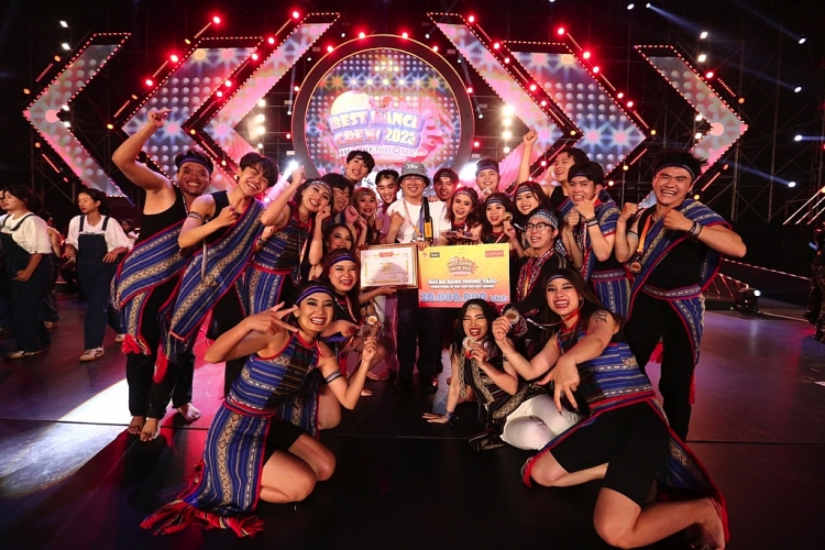 B Ray diện đồ hiệu hơn 700 triệu khi đi diễn tại đêm chung kết Bảng phong trào 'Dalat Best Dance Crew 2023'