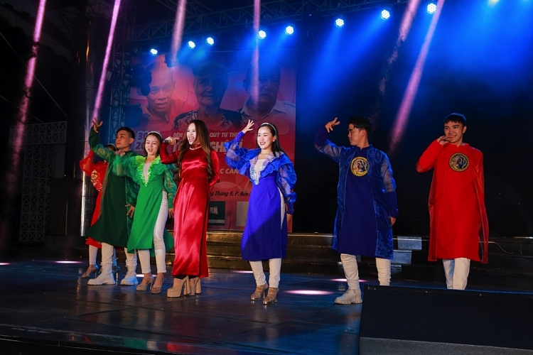 Hơn 20 triệu đồng hỗ trợ nghệ sĩ Mạc Can, Hồng Sáp và Vũ Quang tại đêm nhạc 'Tình nghệ sĩ'