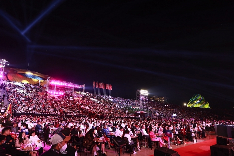 Tùng Dương thực hiện lời hứa với Tăng Duy Tân mang hit 'Bên trên tầng lầu' lên sân khấu đẳng cấp quốc tế 'Hoa Sen SoundFest 2023'