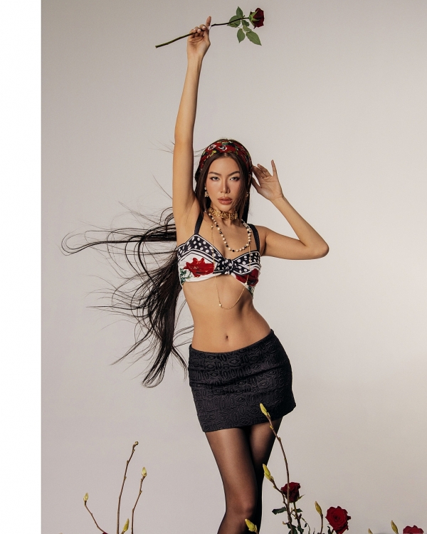 Minh Tú gợi cảm với trang phục 'ready to wear' của nhà Dolce & Gabbana