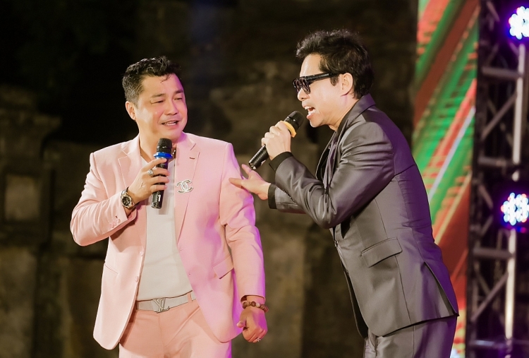 Ngọc Sơn, Phong Thiên và dàn sao 'khủng' hát đến 2 giờ sáng phục vụ hơn 10.000 khán giả Bắc Ninh