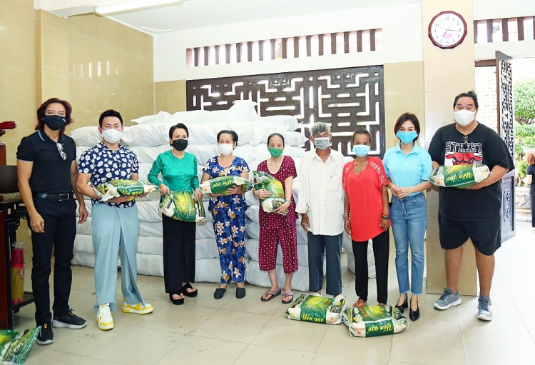 Việt Hương - Hoài Phương cùng nghệ sĩ Hoài Tâm từ Mỹ về tặng 10 tấn gạo cho bà con nghèo