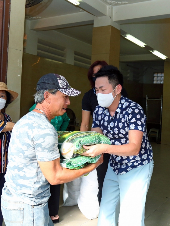 Việt Hương - Hoài Phương cùng nghệ sĩ Hoài Tâm từ Mỹ về tặng 10 tấn gạo cho bà con nghèo