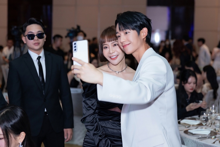 Hoa hậu Hải Dương, MC Phan Anh hội ngộ sao Hàn Jung Hae In tại Hà Nội