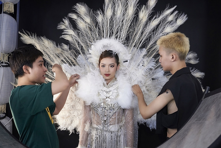 Bảo Hà làm việc liên tục 13 tiếng biến hình 10 layout từ 'Vũ trụ có anh' đến 'Flower'