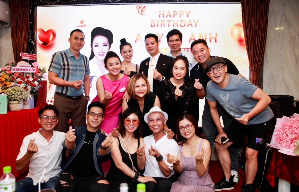 Dàn nghệ sĩ rủ nhau bất ngờ chúc mừng sinh nhật cựu Hoa hậu - diễn viên Amy Lê Anh