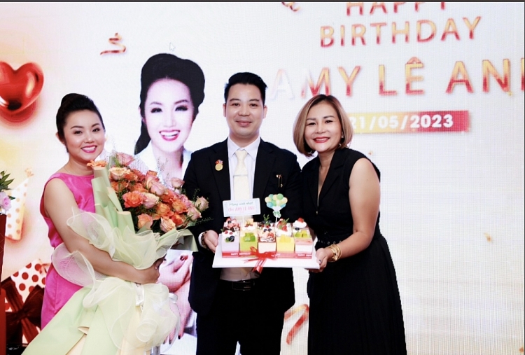 Dàn nghệ sĩ rủ nhau bất ngờ chúc mừng sinh nhật cựu Hoa hậu - diễn viên Amy Lê Anh
