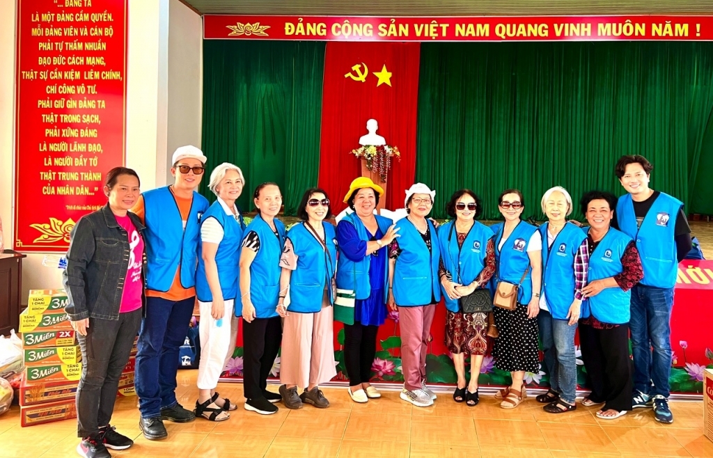Vừa ra mắt MV mừng Phật đản, Hòa Hiệp và Bá Thắng cùng Hội Phụ nữ từ thiện TP.HCM trao quà cho bà con nghèo vùng Đắk Nông