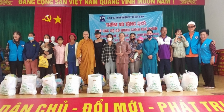 Vừa ra mắt MV mừng Phật đản, Hòa Hiệp và Bá Thắng cùng Hội Phụ nữ từ thiện TP.HCM trao quà cho bà con nghèo vùng Đắk Nông
