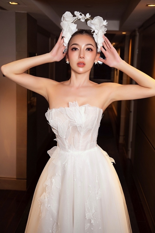 Hoa hậu Sherri Phan 'chào sân' khán giả Việt với show thời trang