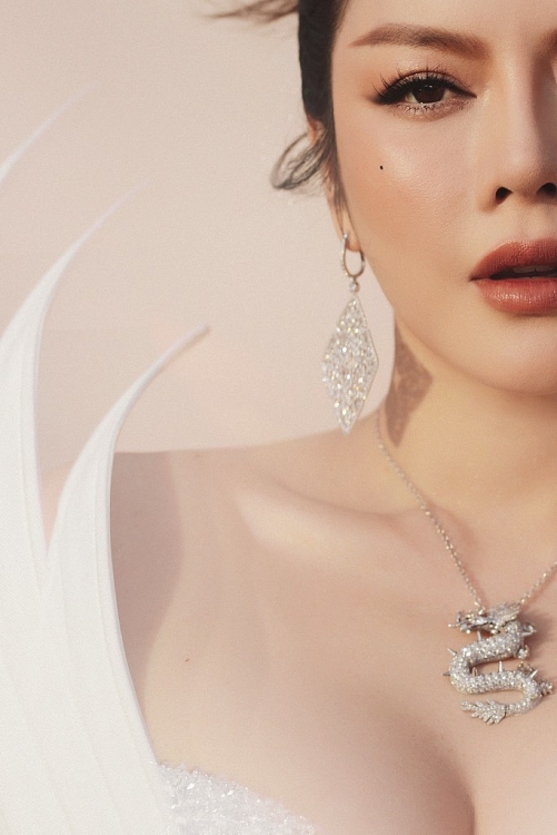 'Nữ hoàng kim cương' Lý Nhã Kỳ mang bộ trang sức 15 tỷ đi sự kiện